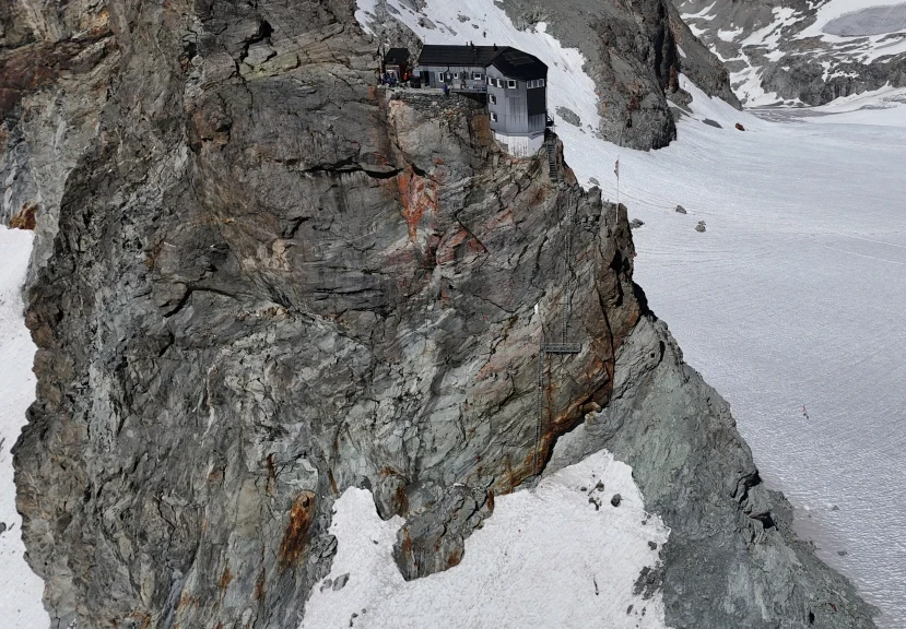 Analyse de stabilité de cabanes du club alpin Suisse (CAs) et evaluation des risques